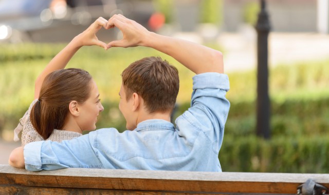 西安起飞航班被曝乘客想摆餐被拒，刁难乘务组！川航回应