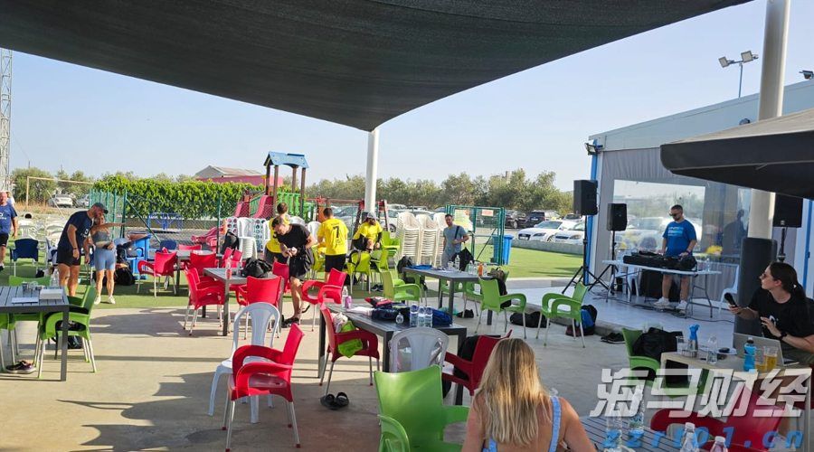 硬核又浪漫！七夕版机器狗现身珠海日月贝